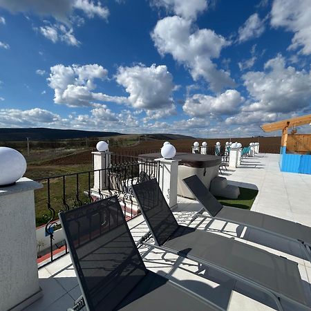 Danelis Hotel Edeleny Екстер'єр фото