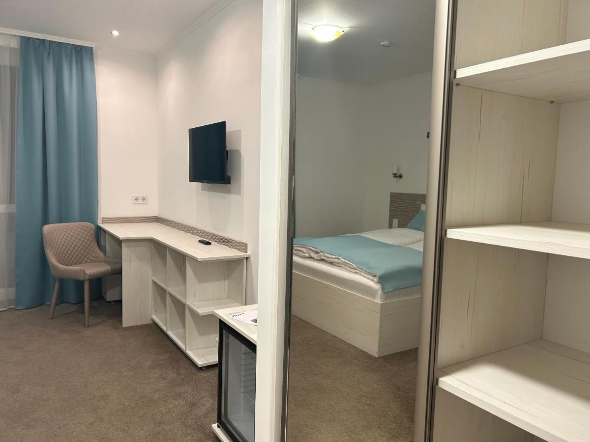 Danelis Hotel Edeleny Екстер'єр фото