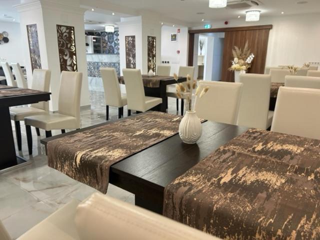 Danelis Hotel Edeleny Екстер'єр фото