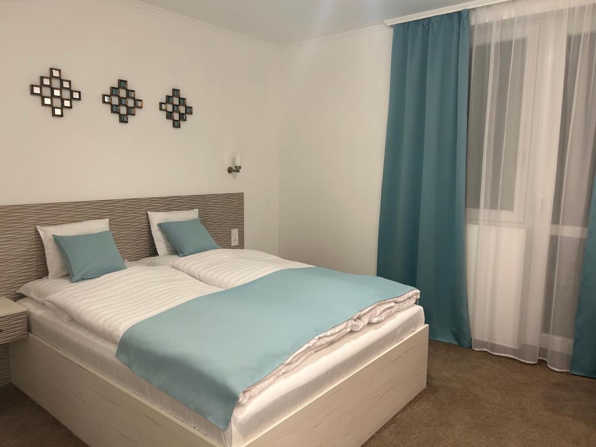 Danelis Hotel Edeleny Екстер'єр фото