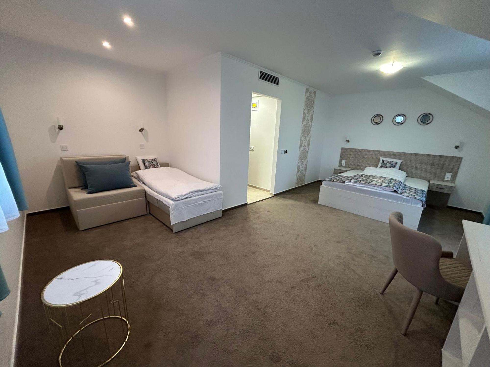 Danelis Hotel Edeleny Екстер'єр фото