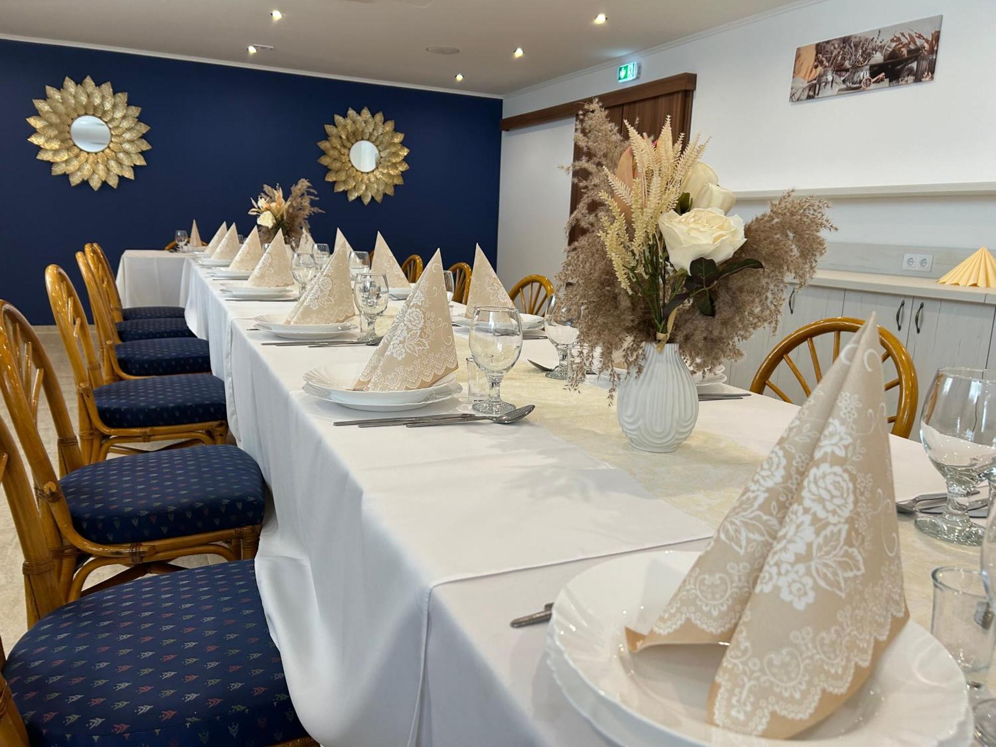 Danelis Hotel Edeleny Екстер'єр фото
