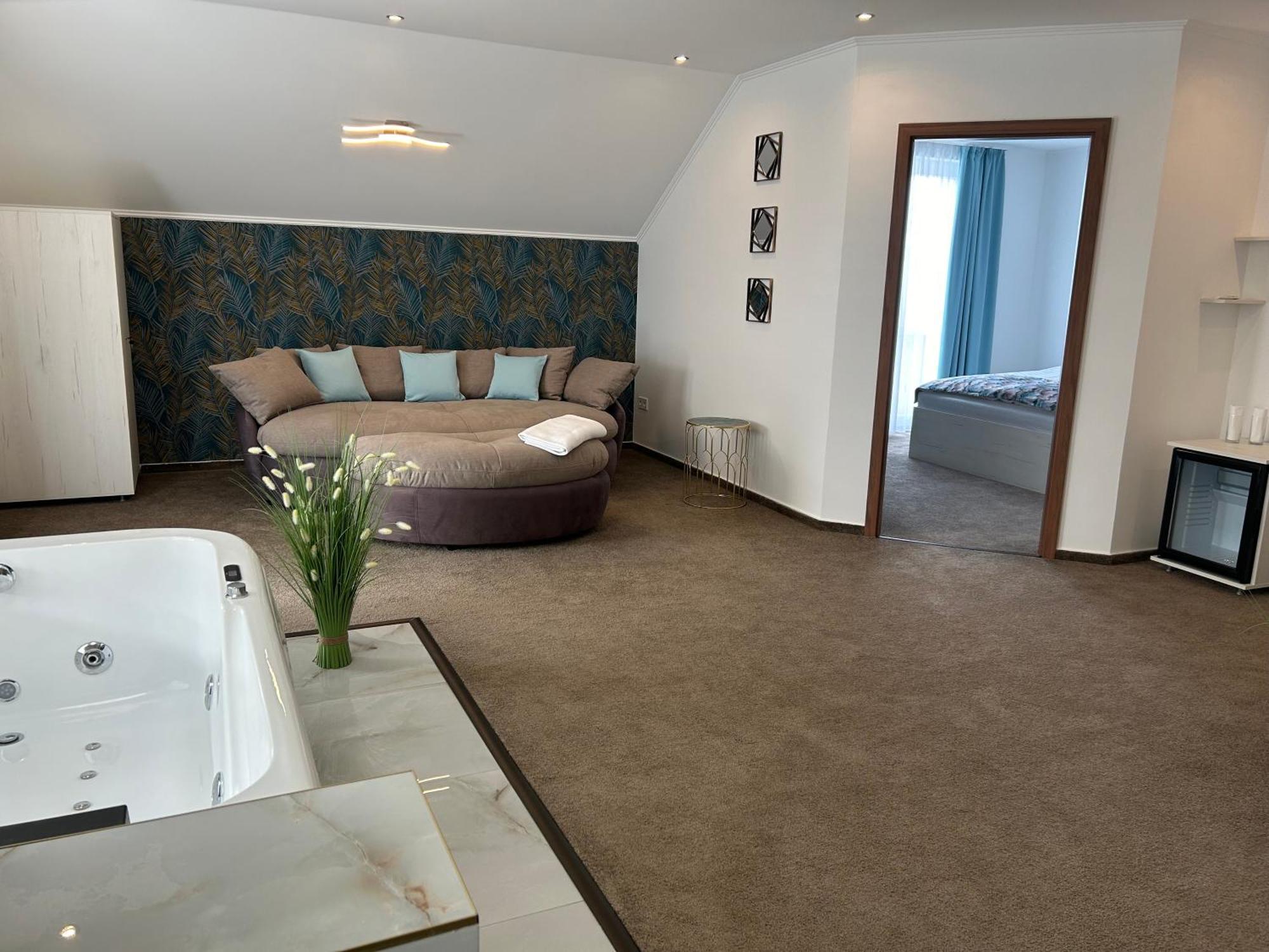 Danelis Hotel Edeleny Екстер'єр фото