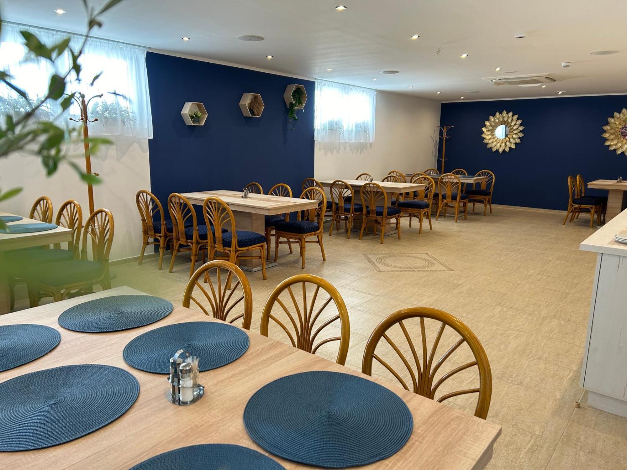 Danelis Hotel Edeleny Екстер'єр фото