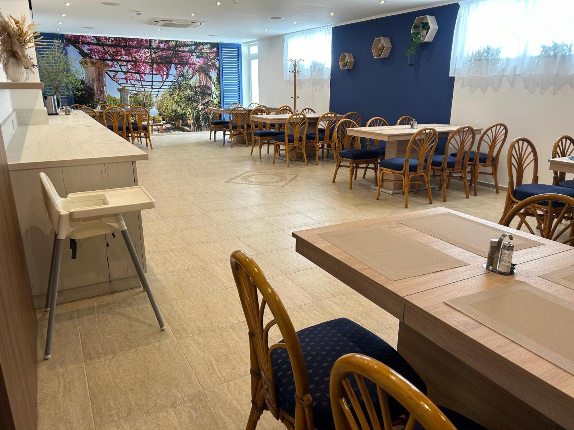 Danelis Hotel Edeleny Екстер'єр фото