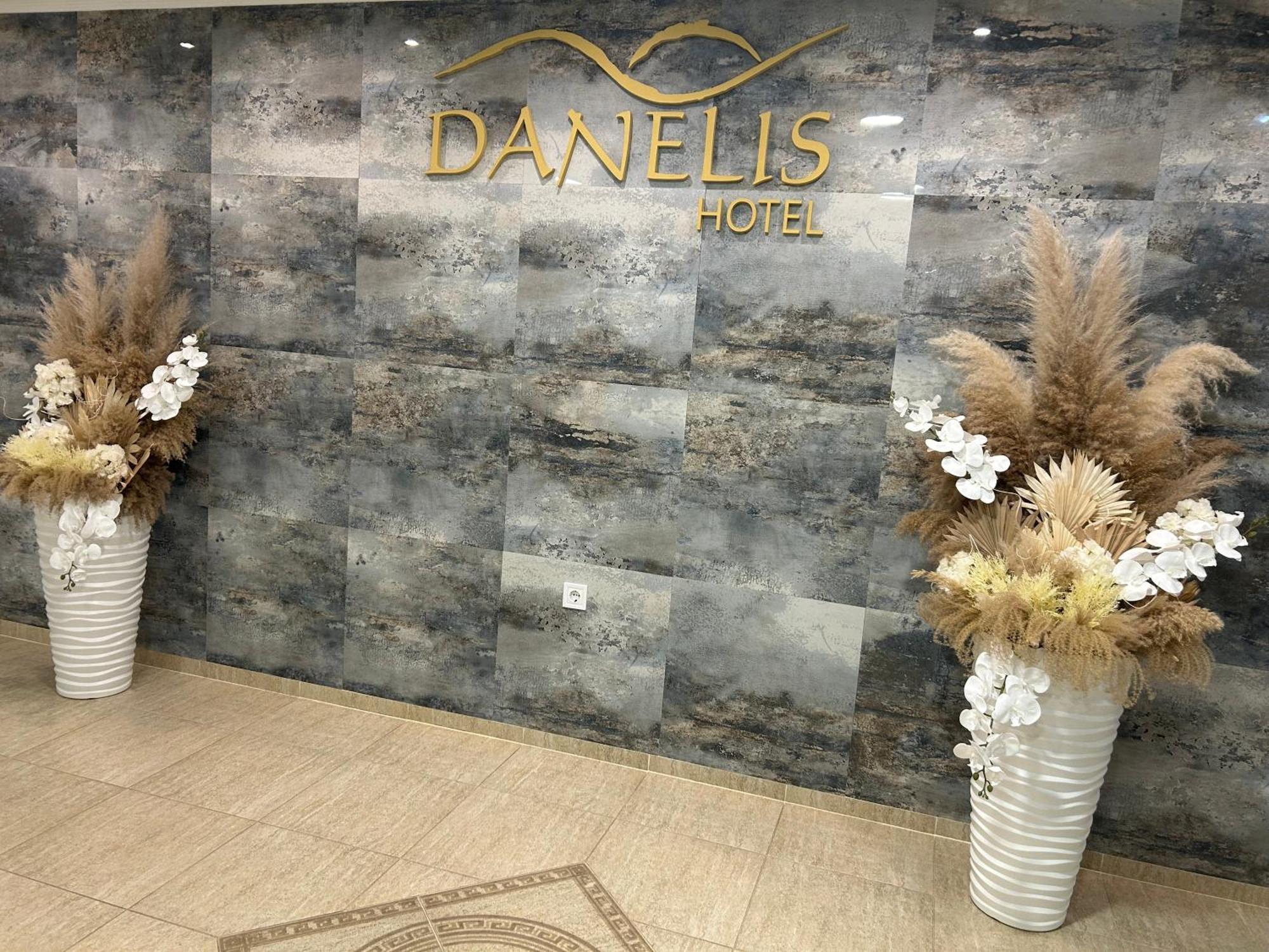 Danelis Hotel Edeleny Екстер'єр фото