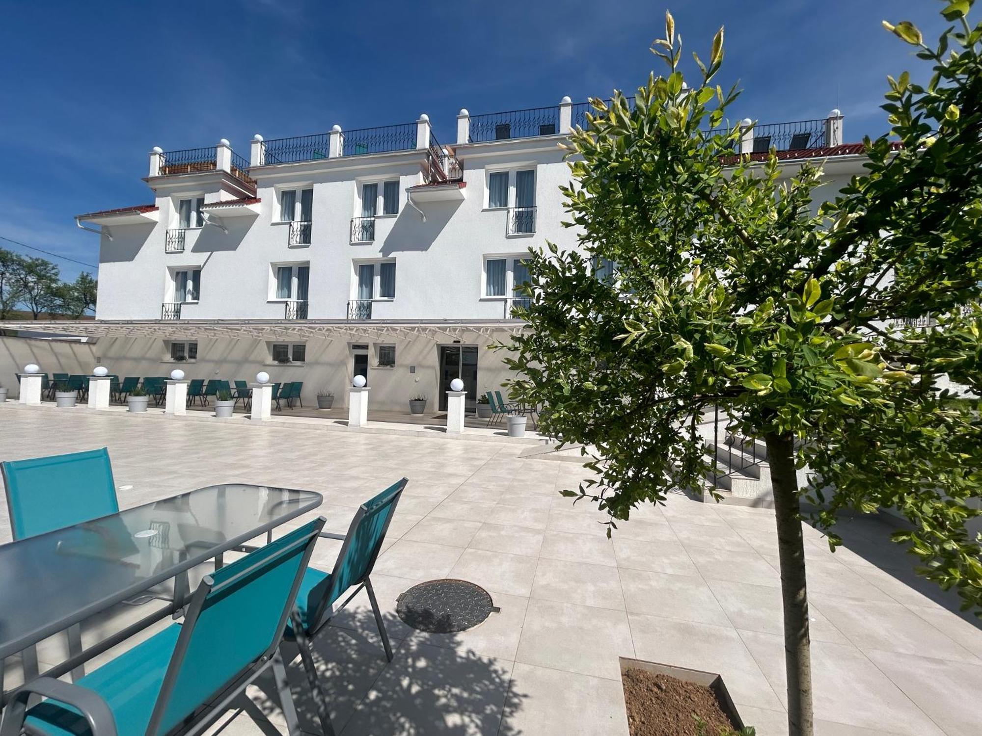 Danelis Hotel Edeleny Екстер'єр фото