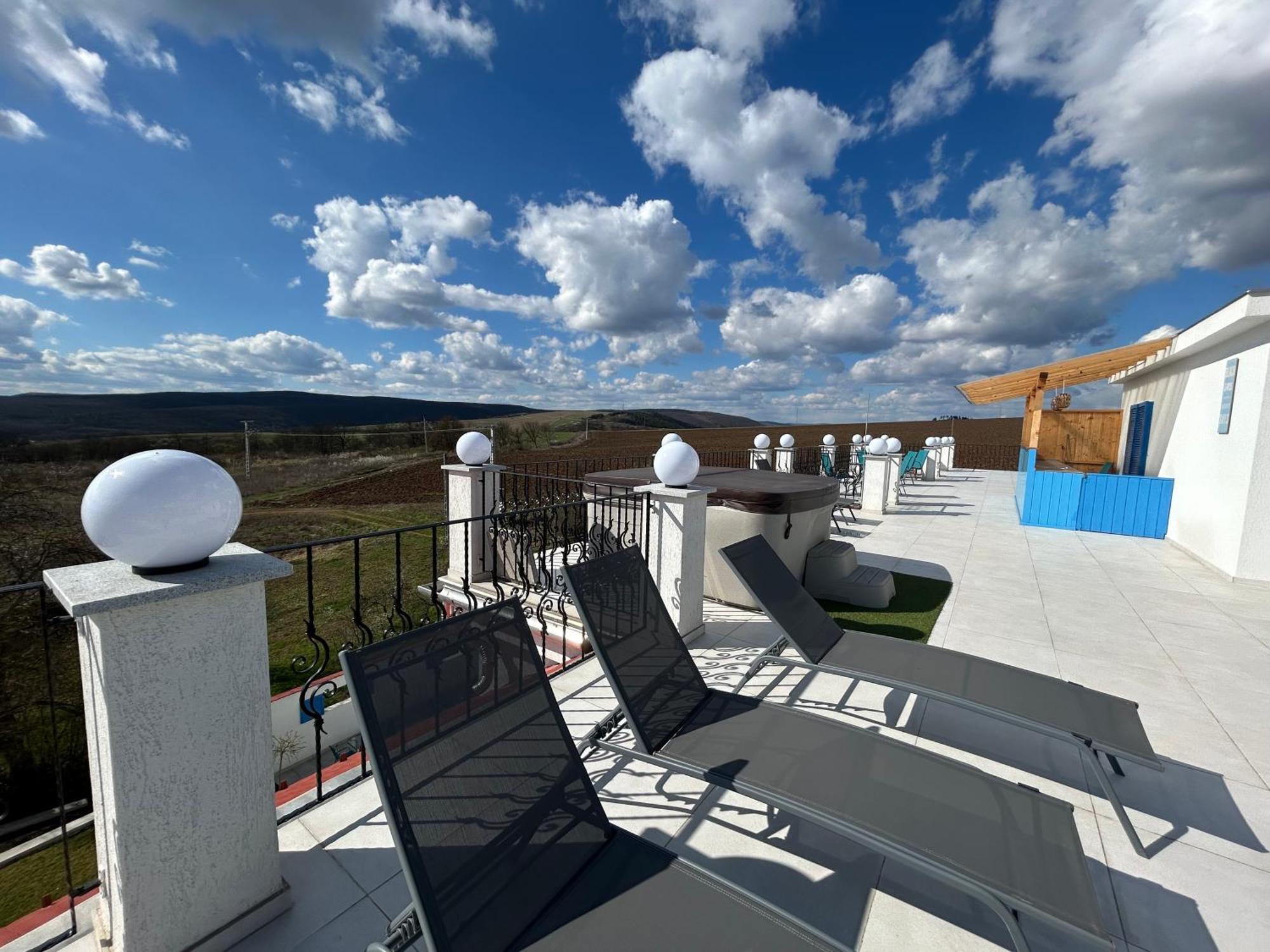 Danelis Hotel Edeleny Екстер'єр фото